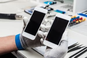 תמונת ראשית לעמוד החלפת מסך אייפון 7 מקורי – טכנאי מבצע תיקון טלפונים דיל פיקס מעבדה לתיקון סלולרי